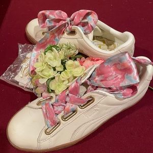 Women’s 7.5 White Leather Puma Tennis Shoes 2 Laces Pink Blue Ribbon White